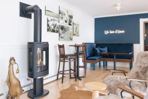 ein Wohnzimmer mit einem Holzofen und einem Tisch in der Unterkunft North Hero House Inn and Resort in North Hero