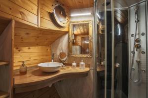 Ένα μπάνιο στο Maïtena Péniche Hôtel de charme Dole-Choisey +23 φωτογραφίες