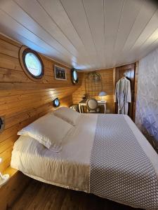 Ένα ή περισσότερα κρεβάτια σε δωμάτιο στο Maïtena Péniche Hôtel de charme Dole-Choisey