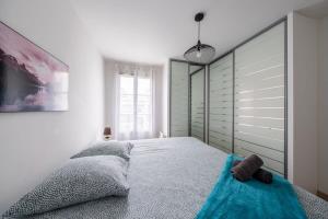 una camera da letto con un letto con un asciugamano blu sopra di S4 Disney Family a Serris