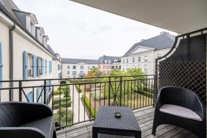 un balcone con sedie e un tavolo su un balcone di S4 Disney Family a Serris