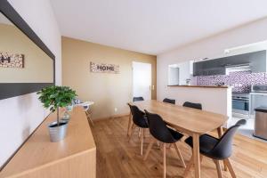 una cucina e una sala da pranzo con tavolo e sedie di S4 Disney Family a Serris