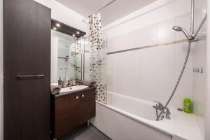 un bagno con lavandino, vasca e doccia di S4 Disney Family a Serris Altre 6 foto