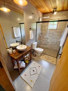 un baño con dos lavabos y una ducha en Casinha da Mantiqueira - SAP, en Santo Antônio do Pinhal