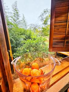 un bol de fruta sentado en el alféizar de la ventana en Casinha da Mantiqueira - SAP, en Santo Antônio do Pinhal 15 fotos más
