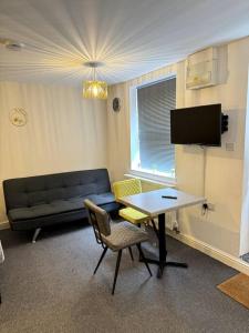 Μια τηλεόραση ή/και κέντρο ψυχαγωγίας στο Luxury Studio Apartment Birmingham