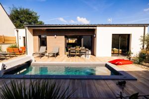 a backyard with a swimming pool and a house at Dolly in Dol-de-Bretagne