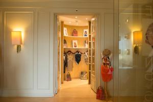 沃韦Hôtel Des Trois Couronnes & Spa - The Leading Hotels of the World的走廊上设有步入式衣柜,门打开
