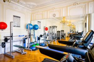 ein Fitnessstudio mit einem Haufen Laufbänder und Maschinen in der Unterkunft Hôtel Des Trois Couronnes & Spa - The Leading Hotels of the World in Vevey