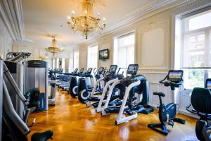 Hôtel Des Trois Couronnes & Spa - The Leading Hotels of the World的健身中心和/或健身设施