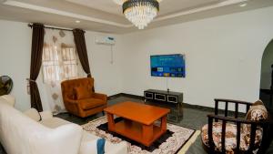 TV a/nebo společenská místnost v ubytování The Luxe Apartment