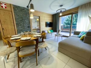 kuchnia i salon ze stołem i kanapą w obiekcie Appartement 8 personnes neuf au cœur du village w mieście Saint-Sorlin-dʼArves