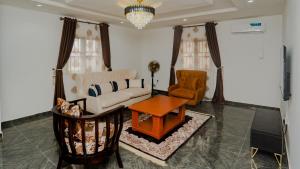 Posezení v ubytování The Luxe Apartment