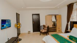 Postel nebo postele na pokoji v ubytování The Luxe Apartment