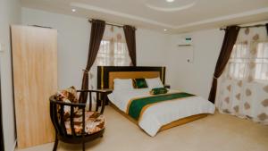 Postel nebo postele na pokoji v ubytování The Luxe Apartment