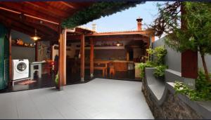 una casa y un patio al aire libre con cocina al aire libre en O farol do funchal, en Funchal