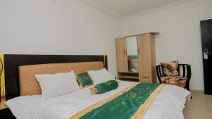 Postel nebo postele na pokoji v ubytování The Luxe Apartment