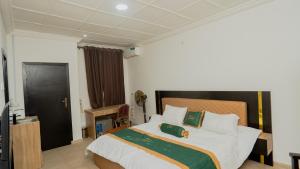 Postel nebo postele na pokoji v ubytování The Luxe Apartment