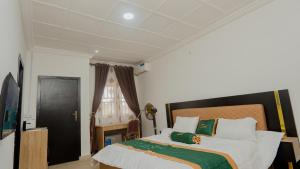 Postel nebo postele na pokoji v ubytování The Luxe Apartment