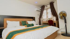 Postel nebo postele na pokoji v ubytování The Luxe Apartment