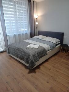 sypialnia z łóżkiem i dwoma ręcznikami na nim w obiekcie APARTAMENTY CENTRUM PAŁACOWA w mieście Białystok