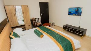 Postel nebo postele na pokoji v ubytování The Luxe Apartment