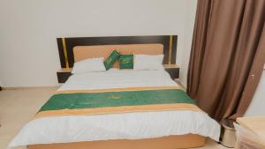 Postel nebo postele na pokoji v ubytování The Luxe Apartment