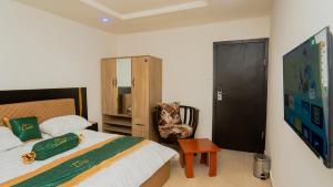 Postel nebo postele na pokoji v ubytování The Luxe Apartment