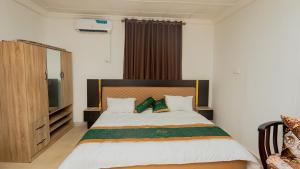 Postel nebo postele na pokoji v ubytování The Luxe Apartment