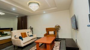 TV a/nebo společenská místnost v ubytování The Luxe Apartment