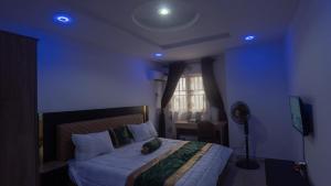 Postel nebo postele na pokoji v ubytování The Luxe Apartment