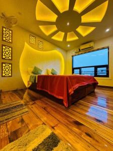 アレッピーにあるDream Luxury Houseboat Awaits !の部屋の中に大きなベッドがある寝室