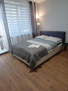 sypialnia z łóżkiem i dwoma ręcznikami na nim w obiekcie APARTAMENTY CENTRUM PAŁACOWA w mieście Białystok