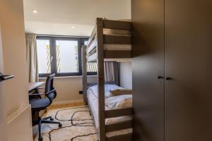 Ένα ή περισσότερα κρεβάτια σε δωμάτιο στο Huswell - Family stay with Garden & Sauna