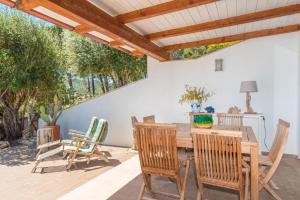 een eetkamer met een houten tafel en stoelen bij Villa Asfodelo a Valle Dell' Erica in Valle Dell’Erica