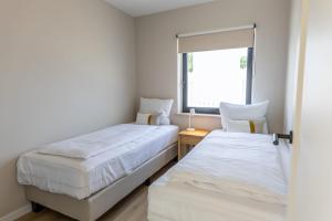 A bed or beds in a room at Huswell - Charming Apartment with Garden & Parking