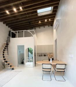 Una cocina y un comedor con mesa y sillas. en Atelier Lumi - at lumicollection, en Miami