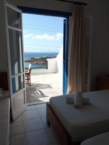Cama ou camas em um quarto em Maria's Kouka Pension