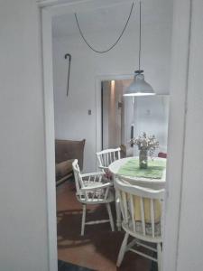 a dining room with a table and two chairs at Piriapolis 6p a 4c de playa in Piriápolis
