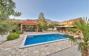Bazén v ubytování Holiday Home Kastel Kambelovac 11 nebo v jeho okolí
