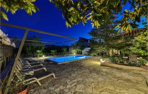 Bazén v ubytování Holiday Home Kastel Kambelovac 11 nebo v jeho okolí