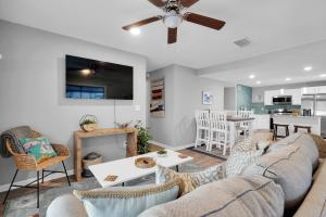 Χώρος καθιστικού στο Summer Spot! Charming Beach Escape Lanai & Grill