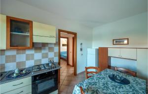 Dapur atau dapur kecil di Amazing Apartment In San Teodoro Ot