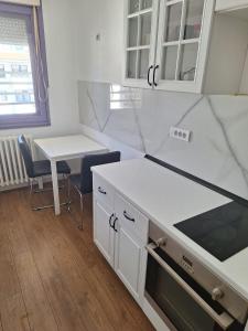 Kuchyň nebo kuchyňský kout v ubytování APARTMAN Ada + 6 fotografií