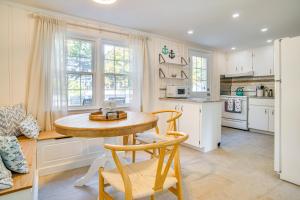Η κουζίνα ή μικρή κουζίνα στο Bike to Private Beach Cape Cod Escape with Sunroom
