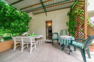 a patio with chairs and a table and a table and chairs at Apartment Nedjeljka in Postira