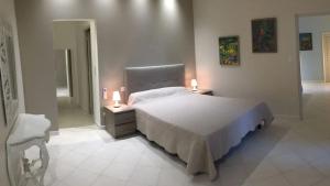 - une chambre avec un lit et 2 bougies sur les tables dans l'établissement Maison moderne avec vue sur la mer à San-Martino-di-Lota, à San-Martino-di-Lota 15 autres photos