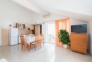 Kuchyň nebo kuchyňský kout v ubytování Apartment Orange