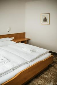 A bed or beds in a room at Pension Baranekhof - accommodation in nature - Baranek Resorts