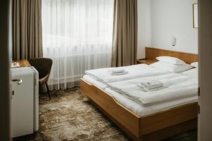 A bed or beds in a room at Pension Baranekhof - accommodation in nature - Baranek Resorts